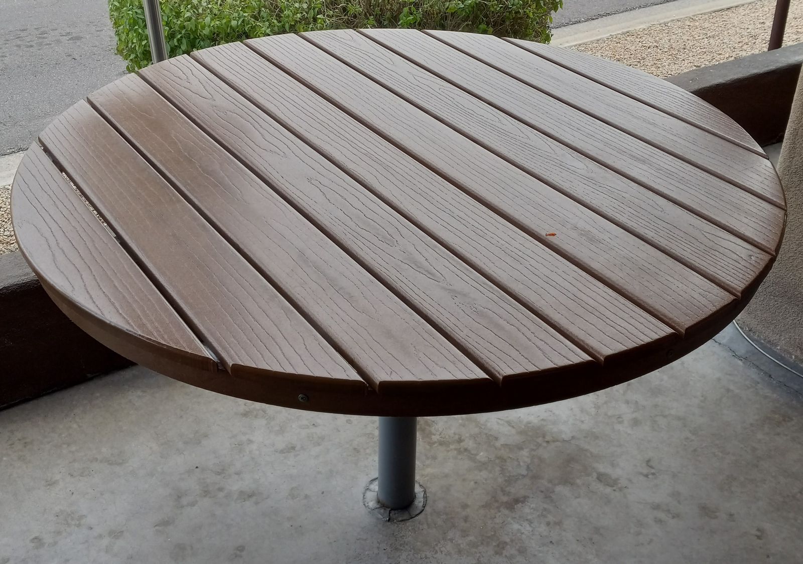Slatted polywood outdoor round restaurant table